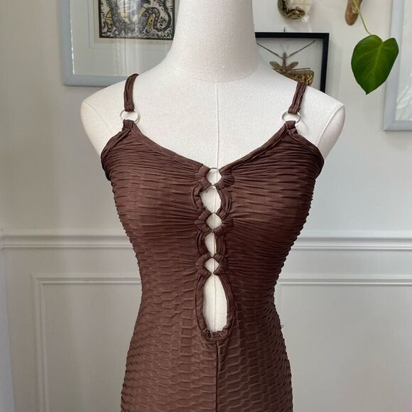 NWT PrettyLittleThing Chocolate Brown Textured Ring Detail BodyCon Cut Out Midi - Picture 3 of 10